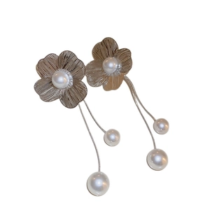 Elegante Perlen-Ohrhänger mit silberner Blume und langen Quasten im Vintage-Stil