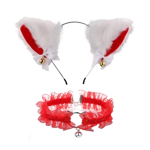 Détail de serre-tête oreilles de chat blanches avec tour de cou en dentelle rouge et cloches