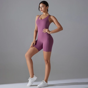 Vue complète d'une combinaison de yoga élastique avec dos croisé en violet poudré
