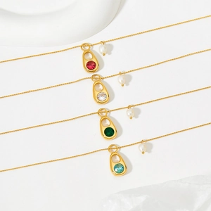Colliers minimalistes en acier doré avec pierres précieuses colorées et perles