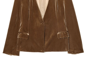 Détail du blazer en velours marron avec revers en pointe et fermeture à un bouton