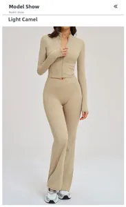 Dettaglio dei leggings a zampa a vita alta color cammello chiaro e giacca fitness corta zip