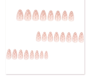 Flache Darstellung von 24 Mandel-Kunstnägeln mit nude-rosa Basis und weißen Punktmustern