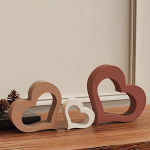 Set di 3 decorazioni a forma di cuore traforato in terracotta e beige per la casa