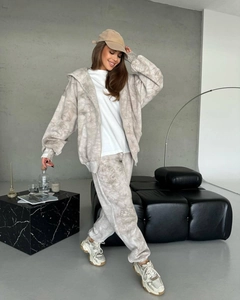 Détail d'un ensemble jogging tie-dye gris comprenant un sweat à capuche et un pantalon