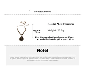 Détail du collier goutte en V montrant la longueur de 70 cm et le strass marron