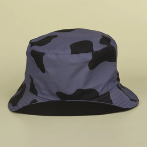 Détail rapproché du chapeau bob réversible avec motif de vache violet sur tissu en fibres