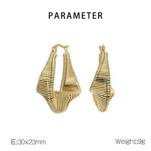 Détail des boucles d'oreilles spirales en forme de U plaquées or 18 carats de 30x23mm