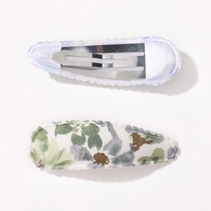 Détails de barrettes à fleurs en tissu avec pinces métalliques robustes en gros plan