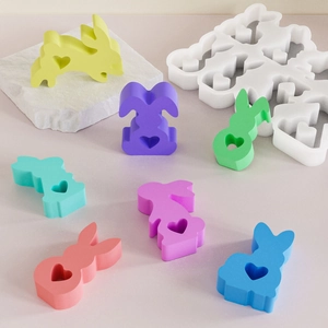 Moule en silicone lapin de Pâques avec sept figurines de lapin colorées à cœur