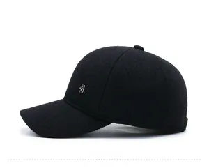Dettaglio cappello da baseball nero in lana con logo in metallo argento e trama spessa