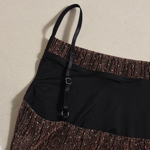Detail eines verstellbaren Trägers mit Silberschnalle am bronzenen Strasskleid