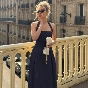 Dettaglio dell'abito blu navy con scollo all'americana e gonna a pieghe