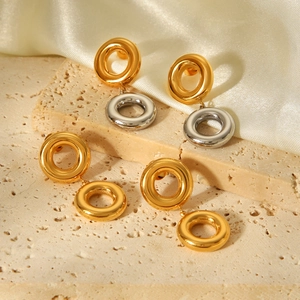 Deux paires de boucles d'oreilles créoles en acier bicolore et doré sur pierre beige