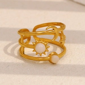 Dettaglio macro dell'anello a tre strati placcato oro 18K con ciondoli luna e sole