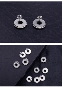 Vue détaillée de boucles d'oreilles rondes argentées avec pierres de zircon étincelantes