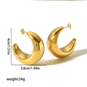 Macro view of 18K gold C-shaped earrings with size dimensions 4cm height and weight 24g