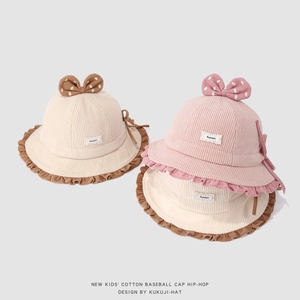 Detail von Baby-Cordhüten mit süßen Schleifen und Rüschenrand in sanftem Beige und Rosa