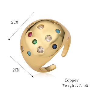 Detailansicht des Goldkupferrings mit 2cm Größe und bunten Zirkoniasteinen