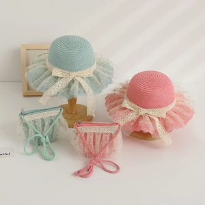 Vue détaillée d'un ensemble chapeau de paille et sac pour fille en rose et vert menthe