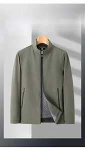 Dettaglio della giacca grigio scuro da uomo con collo alto, ricamo logo e zip laterale