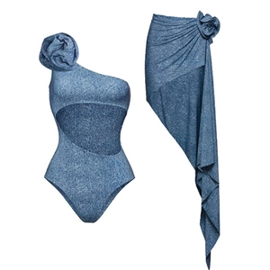 Ensemble bikini bleu deux pièces avec fleurs 3D et jupe portefeuille assortie