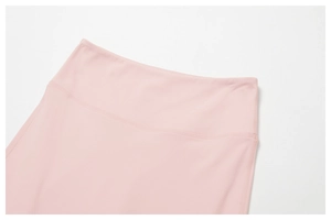 Détail du legging de yoga rose à taille haute avec coutures lisses et tissu doux