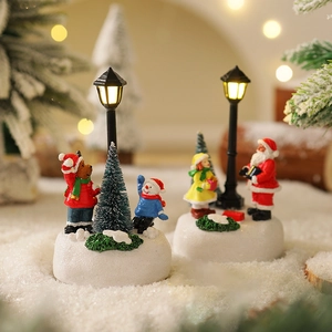 Casetta di Natale luminosa in resina con Babbo Natale e pupazzo di neve decorativa