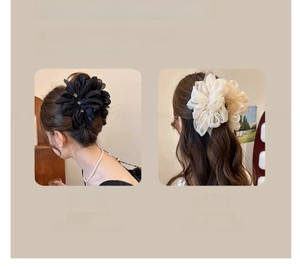 Detaillierte Ansicht der Blumen-Haarklammern aus Chiffon in Schwarz und Creme für Frisuren