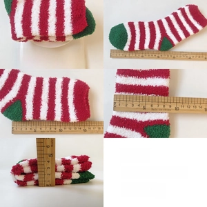 Detailansicht der rot-weiß gestreiften Weihnachts-Korallenvlies-Socken mit Größenmessungen