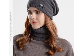 Détail d'un ensemble bonnet et tour de cou en maille grise avec doublure polaire douce