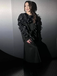 Set felpa nera da donna con volant e gonna a pieghe, abbigliamento alla moda autunnale