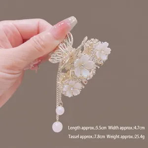 Pince à cheveux lotus blanc avec perles, glands dorés et strass brillants