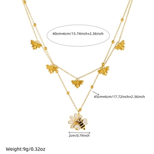 Collana doppia in oro con ciondoli a margherita e ape con dettagli sulle misure
