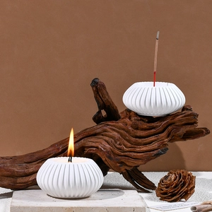 Porte-bougie et brûleur d'encens sphérique en céramique avec rayures verticales