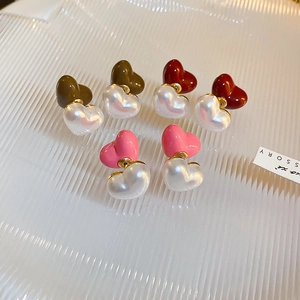 Trois paires de boucles d'oreilles cœur bicolores avec perles en marron, rouge et rose doux