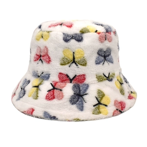 Détail du bob en peluche blanche avec broderies de papillons colorés pour l'hiver