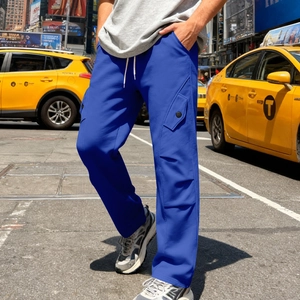 Scatto street style di pantaloni sportivi pesanti blu da uomo con coulisse e tasche laterali