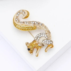 Elegant squirrel brooch in gold alloy with cream enamel and sparkling rhinestones