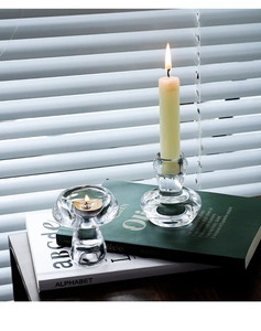 Nahaufnahme der Pilz-Kerzenhalter aus klarem Glas auf Holztisch mit natürlichem Licht
