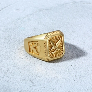 Gros plan sur la bague chevalière aigle plaquée or avec gravures et textures détaillées
