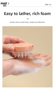 Vue détaillée de la brosse à cheveux en silicone créant une mousse riche pour le lavage
