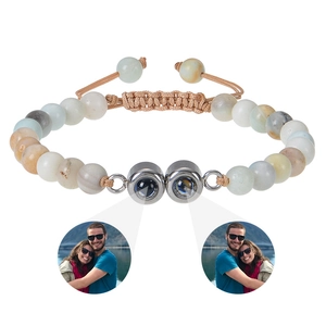 Vue détaillée d'un bracelet en perles de turquoise avec projection photo personnalisée