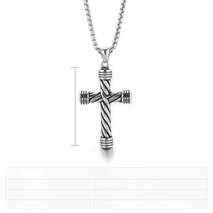 Dettaglio ciondolo croce in acciaio inox 47x32mm con trama a corda intrecciata e catena