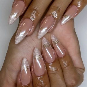 Ongles Press On Amande Nude Rose Künstliche Perle French Tips Avec Noeud Papillon Blanc Ondulation De L'eau Élégants Faux Ongles