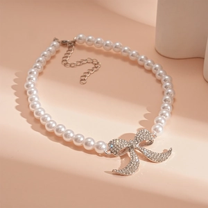 Collana di perle vintage con fiocco di strass scintillanti e catena d'argento regolabile