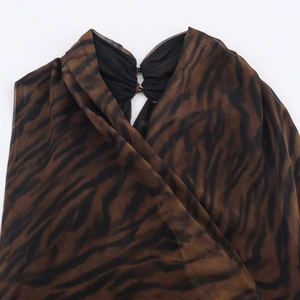 Détail du col plissé de la robe midi en mousseline avec un imprimé animalier tigre chic