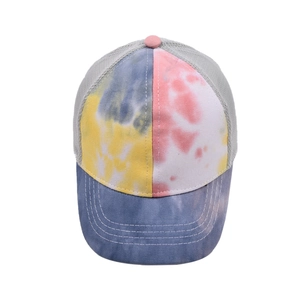 Detailansicht der Tie-Dye Baseballkappe mit atmungsaktivem grauem Netz und Kontrastnähten