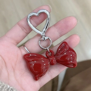 Llavero de lazo de resina roja con cierre de corazón plateado para accesorios de bolsos