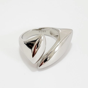 Elegant S925 sterling silver open ring featuring a modern geometric leaf-shaped design